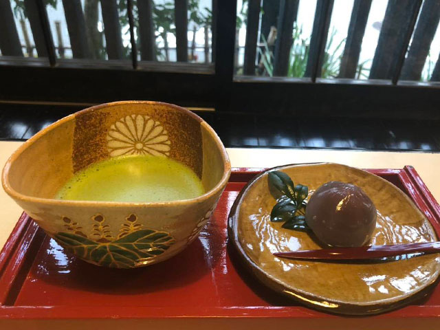 抹茶とお菓子つき